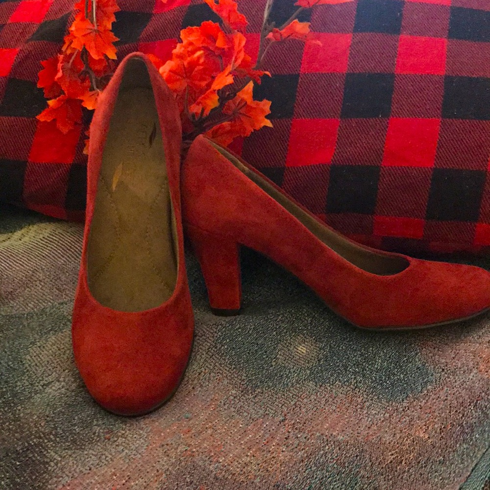 Aerosoles 3” pumps